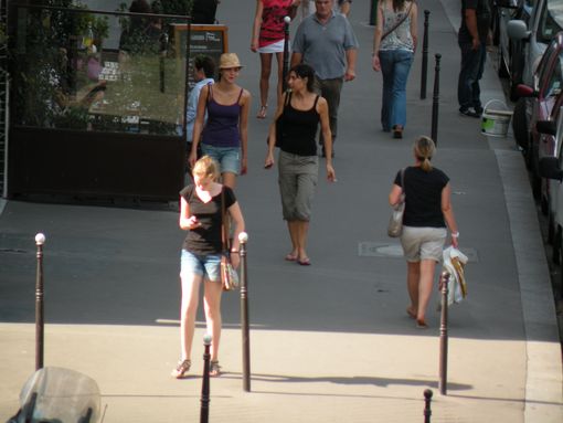  jeunes femmes en tenue légère d'été